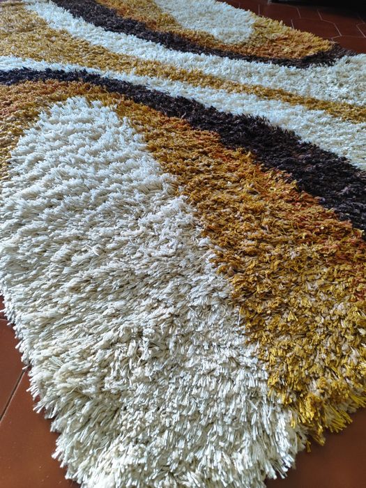 Vendo tapete de pelo médio com 1,90cm x 1,40cm . Limpo em lavandaria.