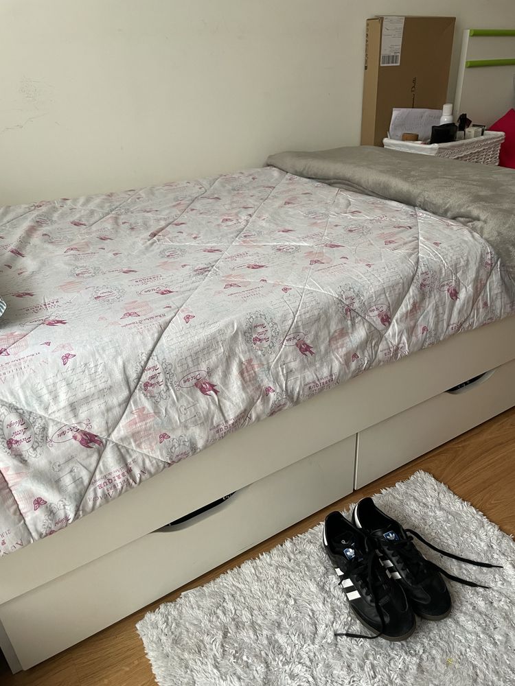 2 camas com arrumaçoes + colchoẽs de ambas