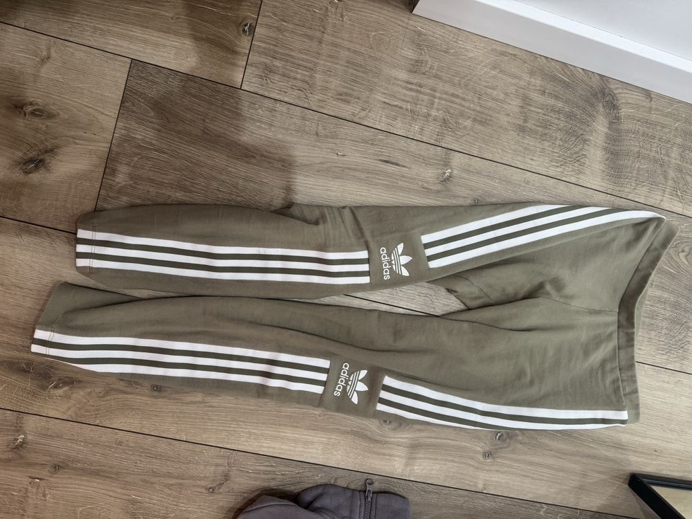Legginsy khaki butelkowa zieleń trzy paski adidas