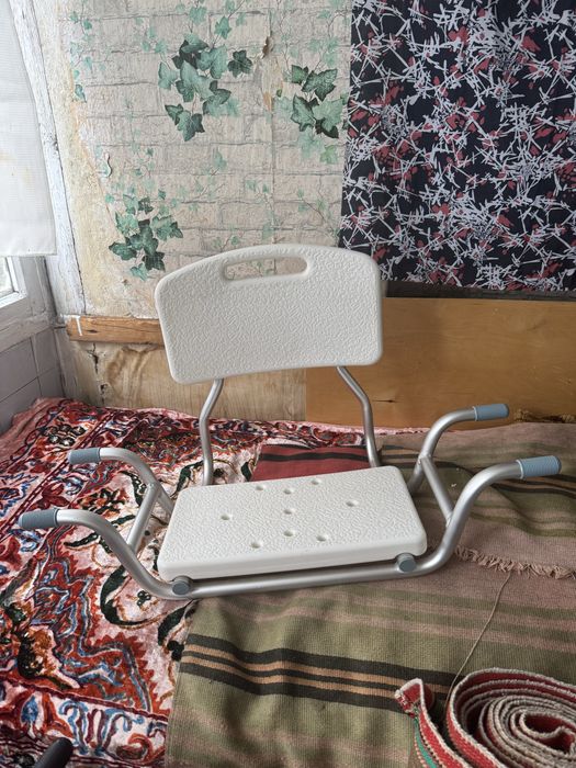 Зручне сидіння для ванни зі спинкою.