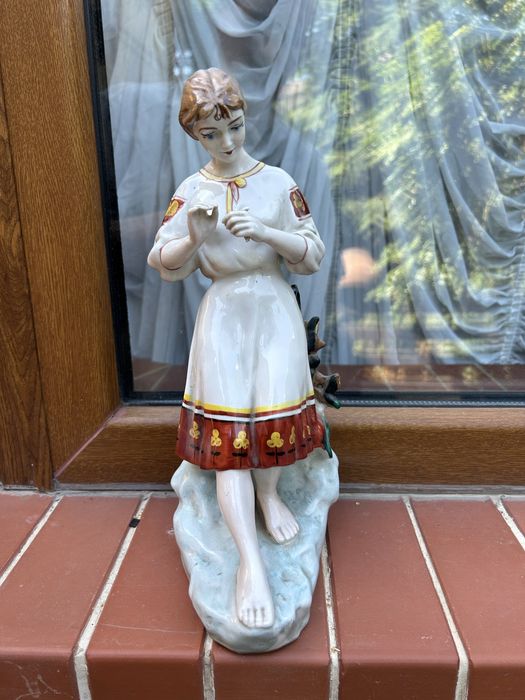 Продам фарфоровую статуетку