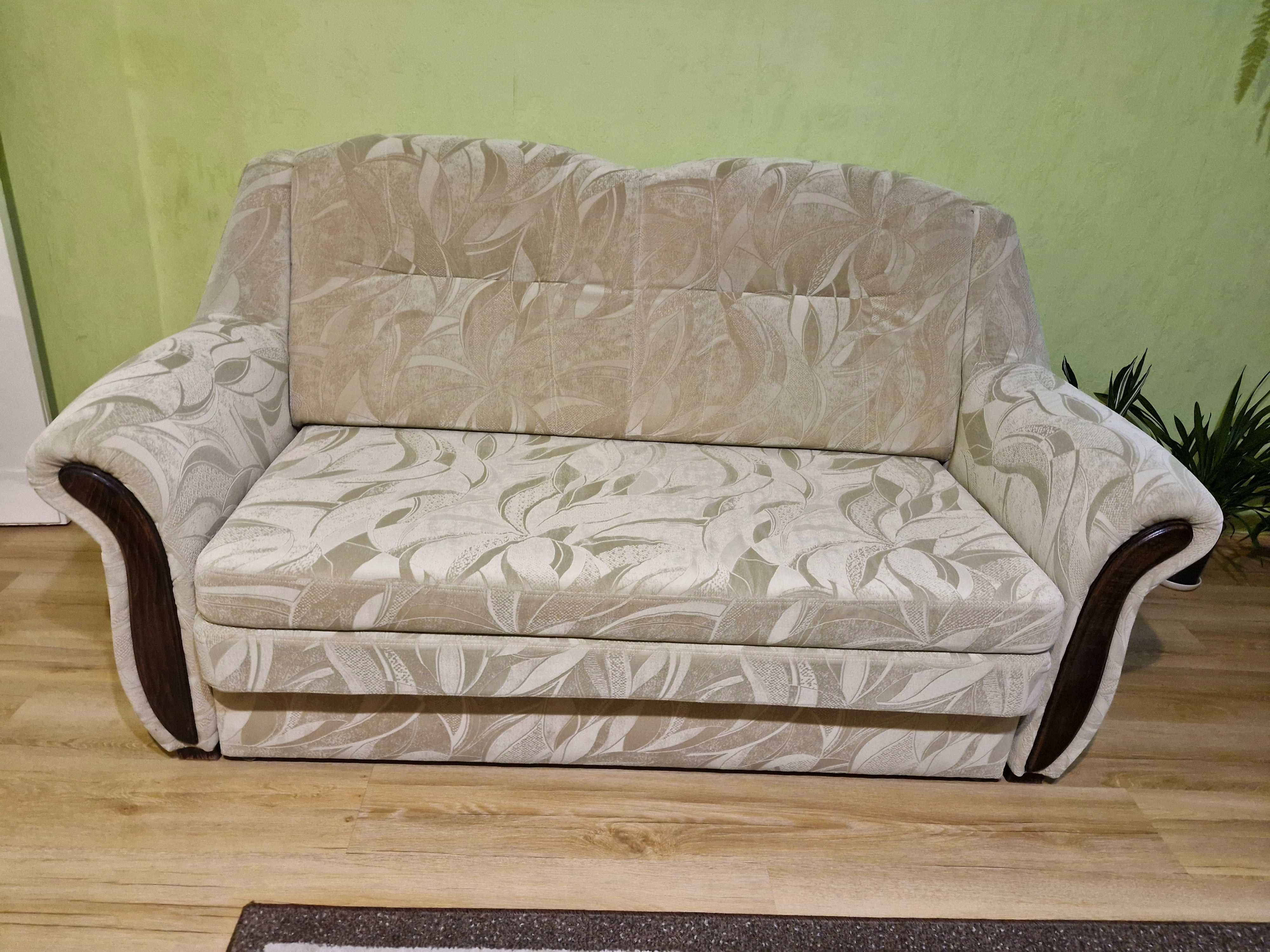 Sofa z dwoma fotelami i dwoma pufami