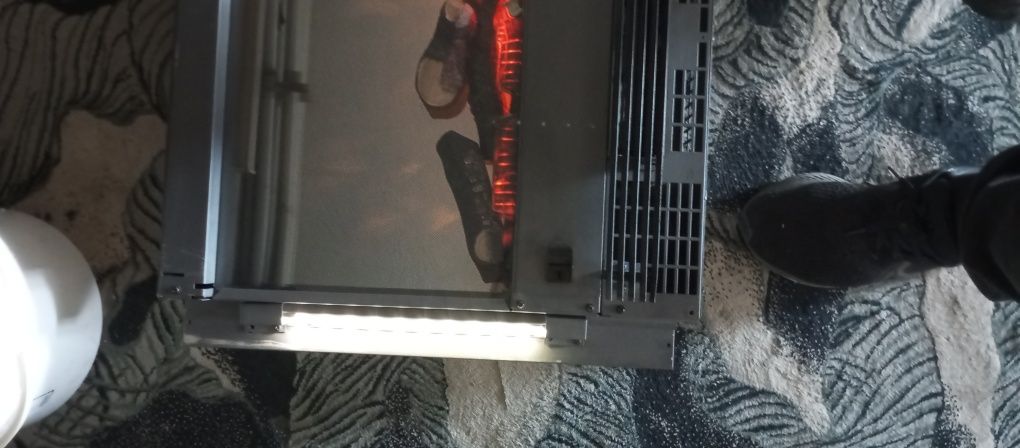 Kominek elektryczny z funkcją farelki (grzania)
