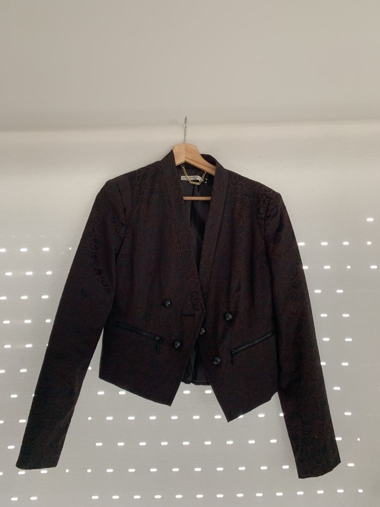 Bluser preto com desenhos de ornamentos