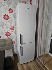 Холодильник з морозильною камерою BEKO RCSA360K21W 2м 360л 201х60см A+
