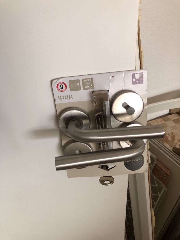 Porta branca com fechadura nova