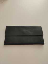 Czarny skórzany portfel na dokumenty, karty