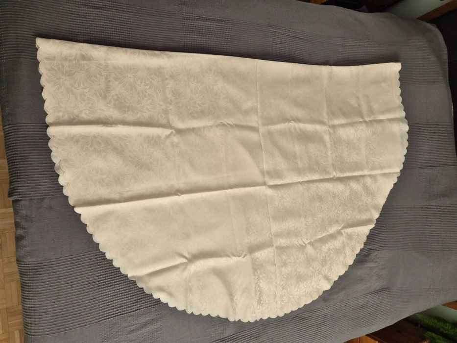 Obrus plamoodporny, owalny w kolorze jasnomorelowym