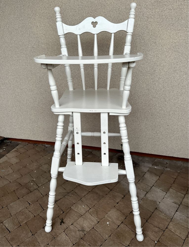 Białe drewniane krzesełko do karmienia
