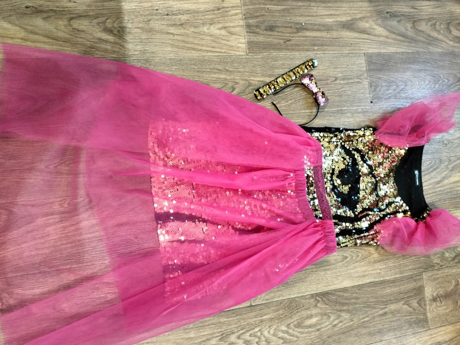 Платье из пайеток. Фатин