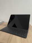 Tablet Samsung Galaxy Tab S7 FE + etui z klawiaturą i rysikiem.