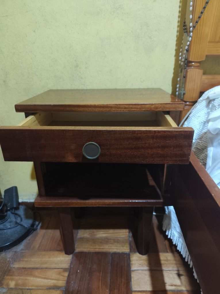 Mesa de cabeceira antiga