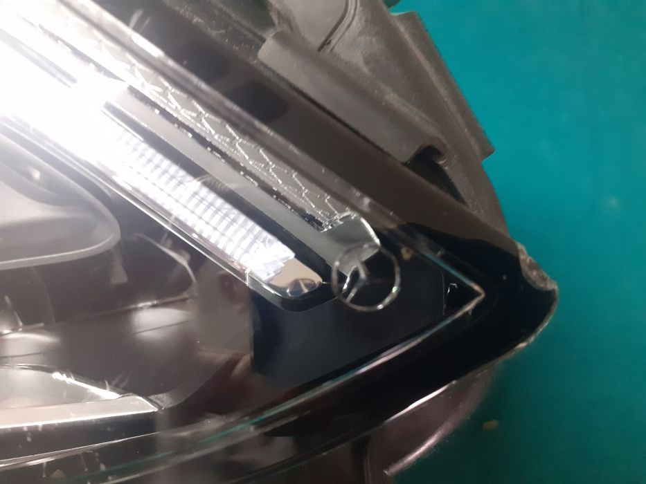 Farol Mercedes-Benz