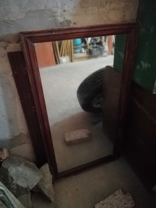 Зеркало в деревянной раме