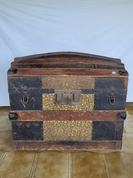 Antigo Baú com cúpula de carvalho e metal - Anos 30