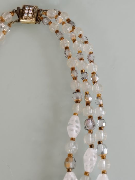 Lindo collar vintage em pasta de vidro e plástico.