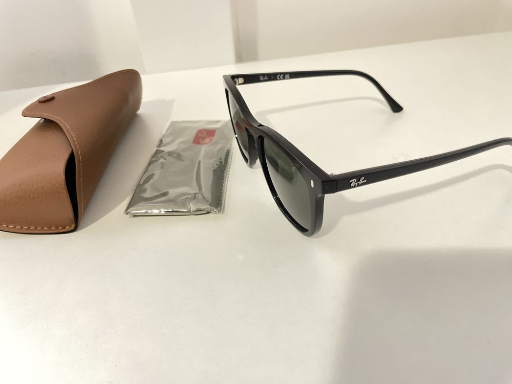 Oculos de sol rayban nunca usado.