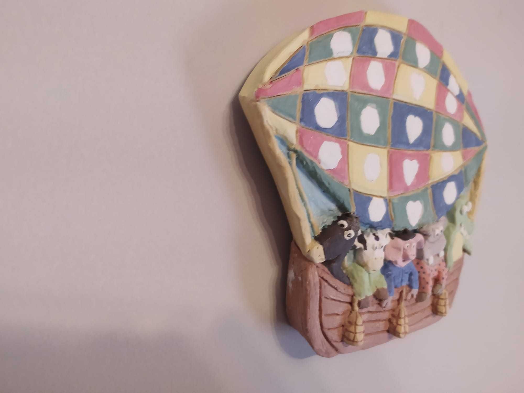 Escultura de cerâmica feita à mão: animais a passear de balão
