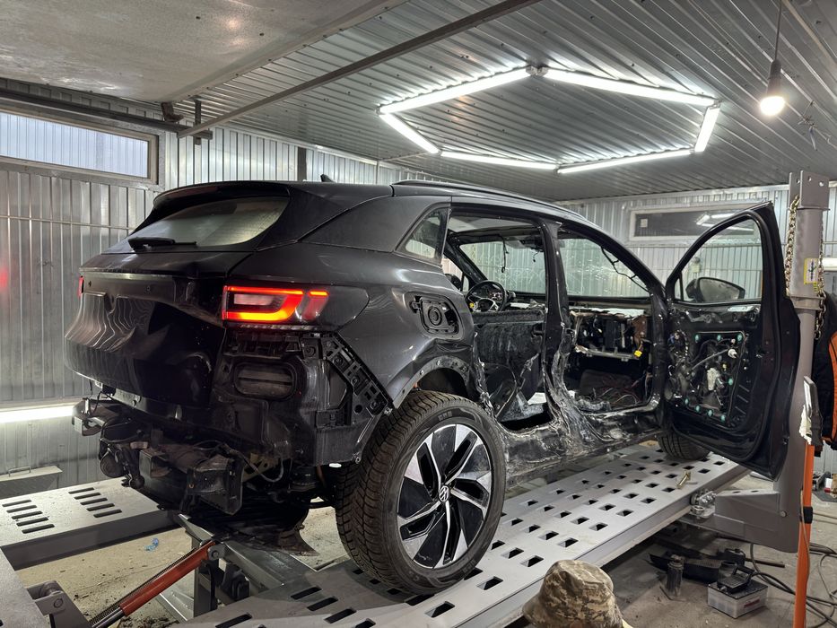 Рихтування авто на стапелі.