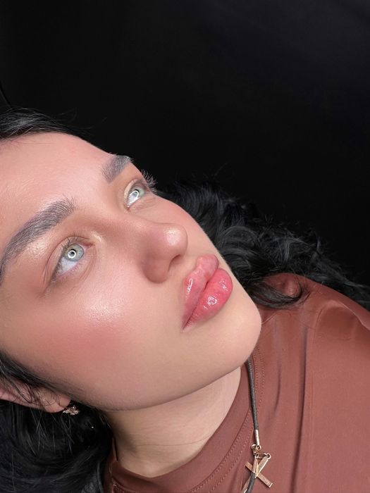 Збільшення губ та контурна пластика