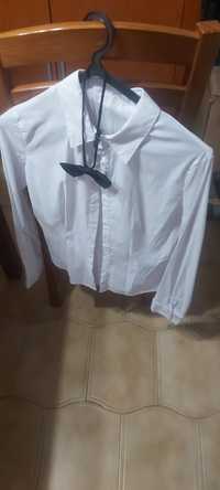 Camisa branca com laço preto oferta