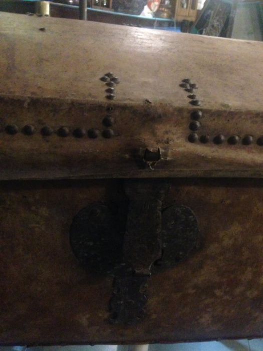 Baú de pele de grandes dimensoes , com bastantes anos , um bau antigo