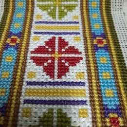 Tiras bordadas à mão em ponto cruz *