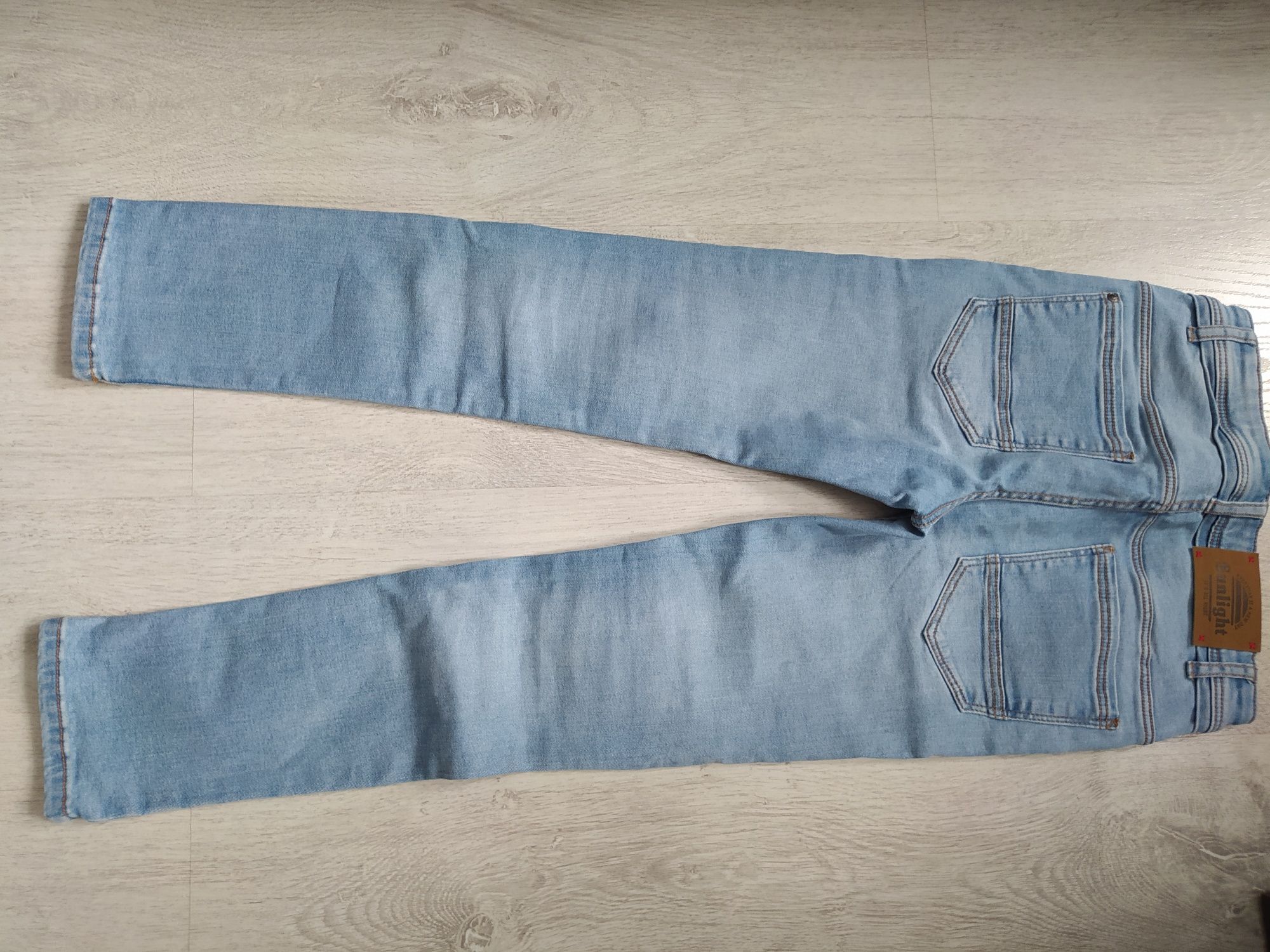 spodnie jeansy chłopięce r. 140, stan idealny