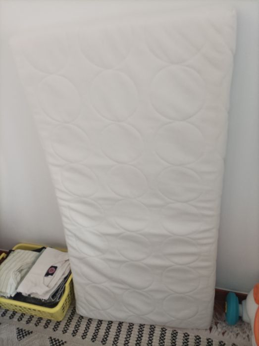 Berço para bebé com colchão