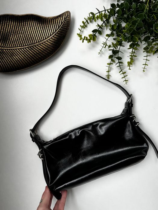 Чорна сумочка Stradivarius