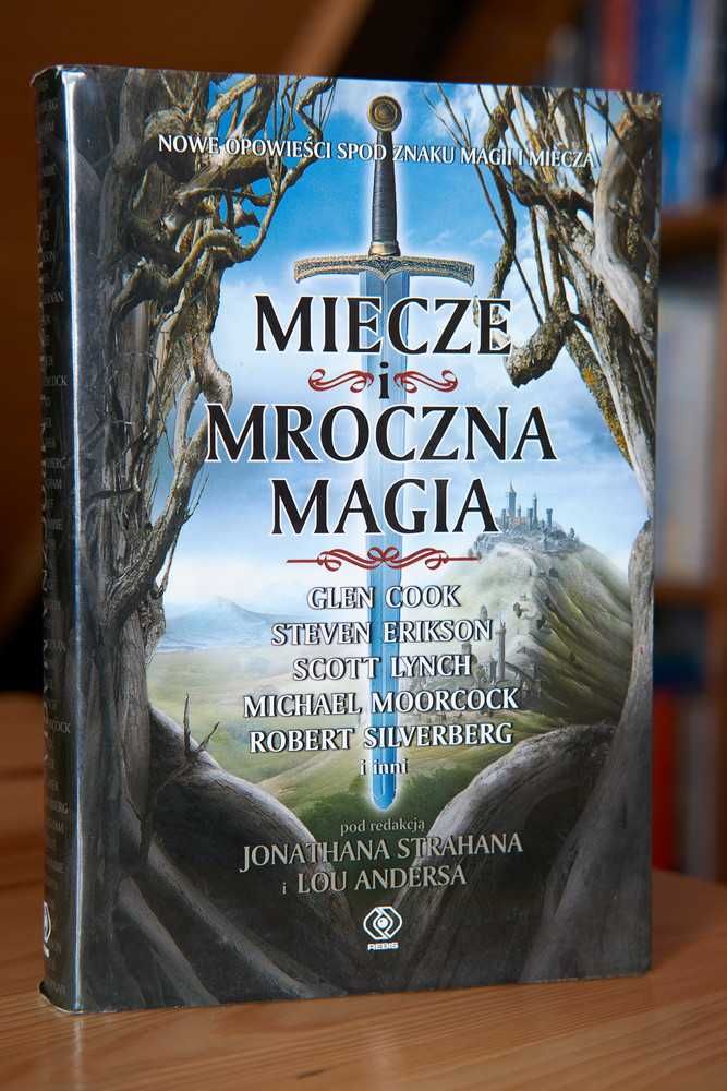 Książka - Miecze i mroczna magia - praca zbiorowa