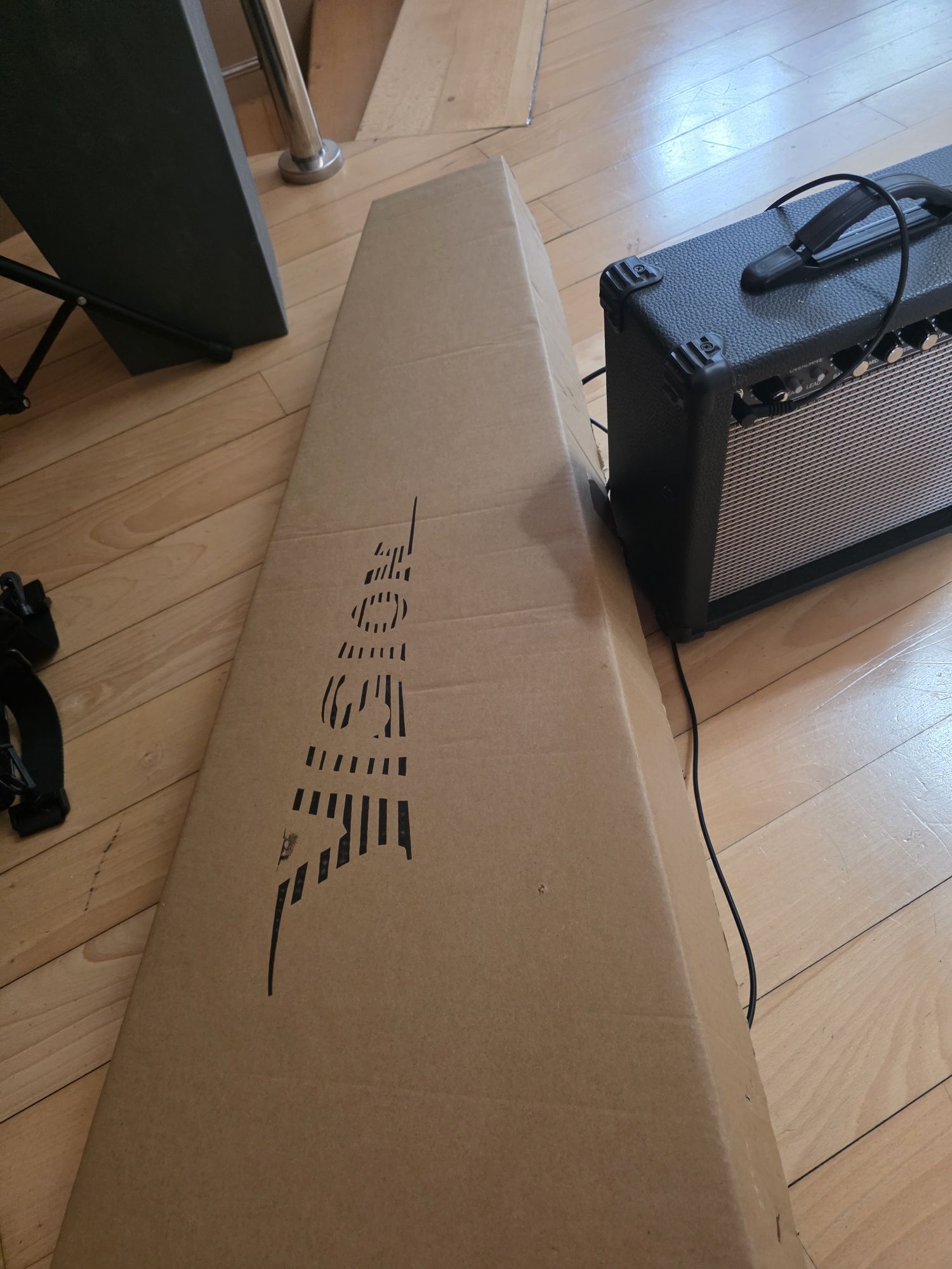 Gitara elektryczna.