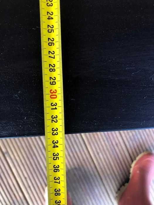 Duas mesas de cabeceira em tons de preto, madeira e papel fantasia