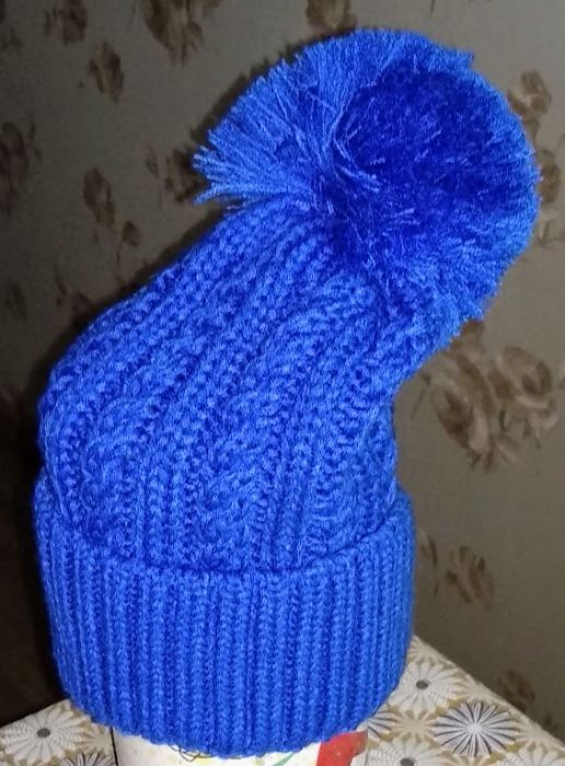 Вязанная синяя шапка для девочки