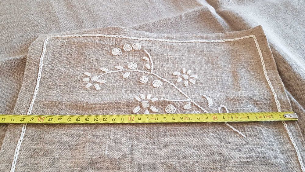 Lniany obrus i sześć serwetek ręcznie haftowany