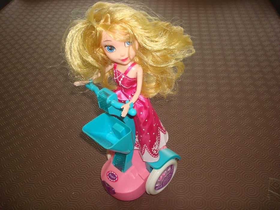 Boneca Princesa Sofia com trotinete a pilhas