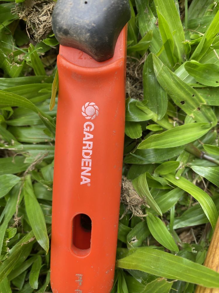 Tesoura e ancinho de jardinagem