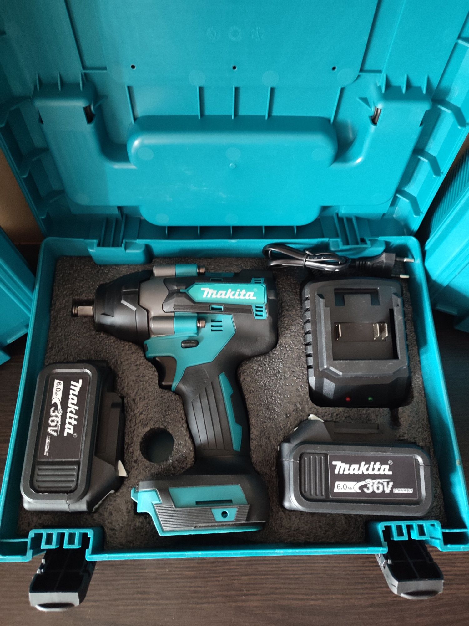 Гайковерт ударний акумуляторний 800Nm Makita, Акумуляторний гайковерт