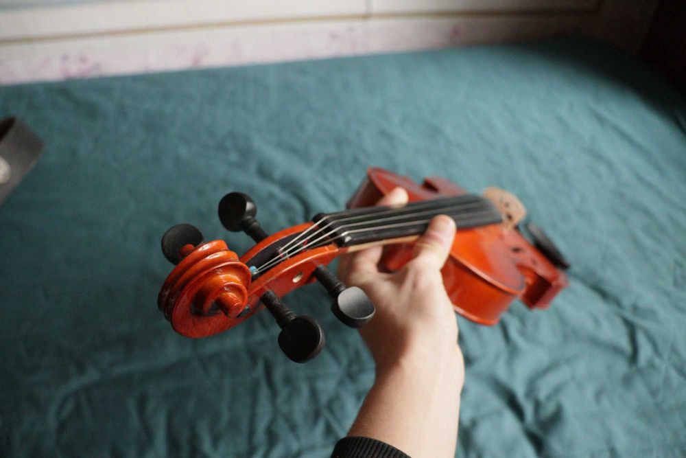 Скрипка 4/4 + 2 мостика,канифоль, подбородник в подарок