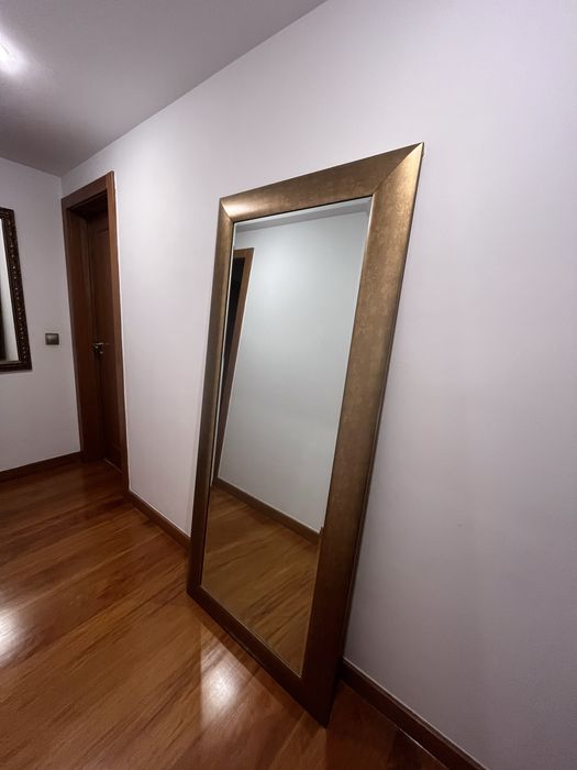 Espelho de pé dourado