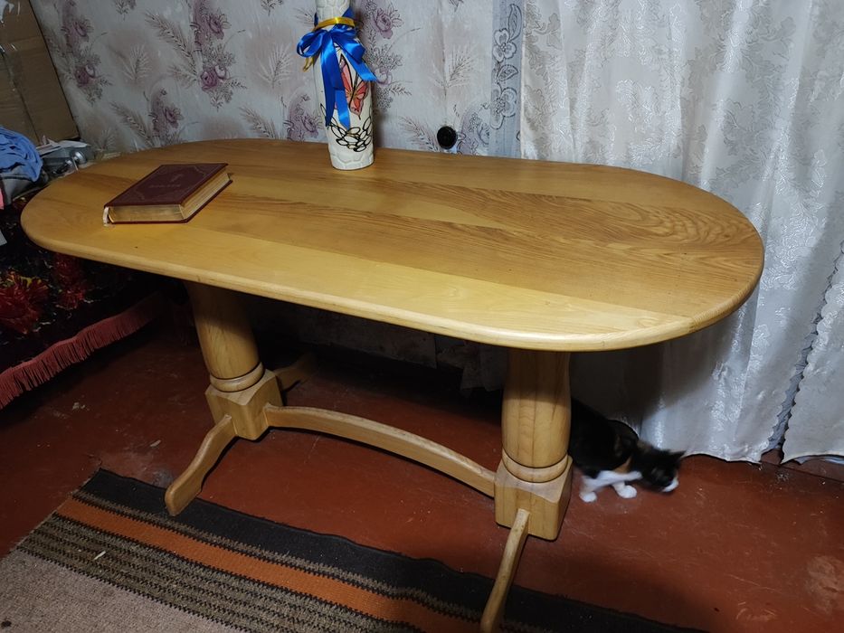 Продається овальний обідінний стіл.