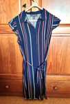 Vestido azul escuro com botões e riscas verticais Primark, tamanho 34