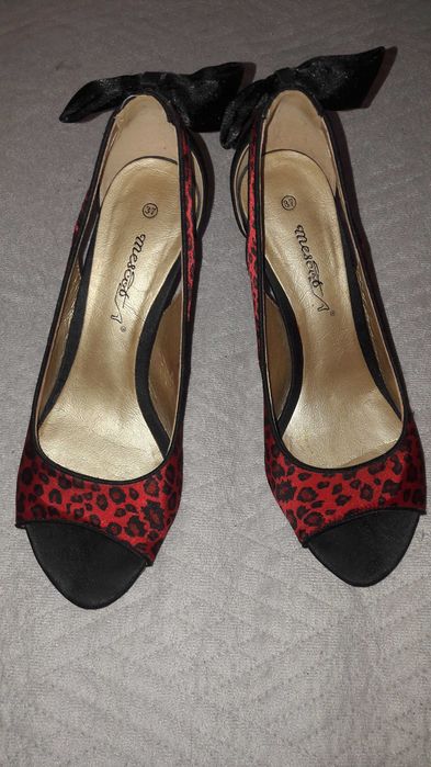 Туфлі сатинові чорно-червоні  в анімалістичному стилі 37р