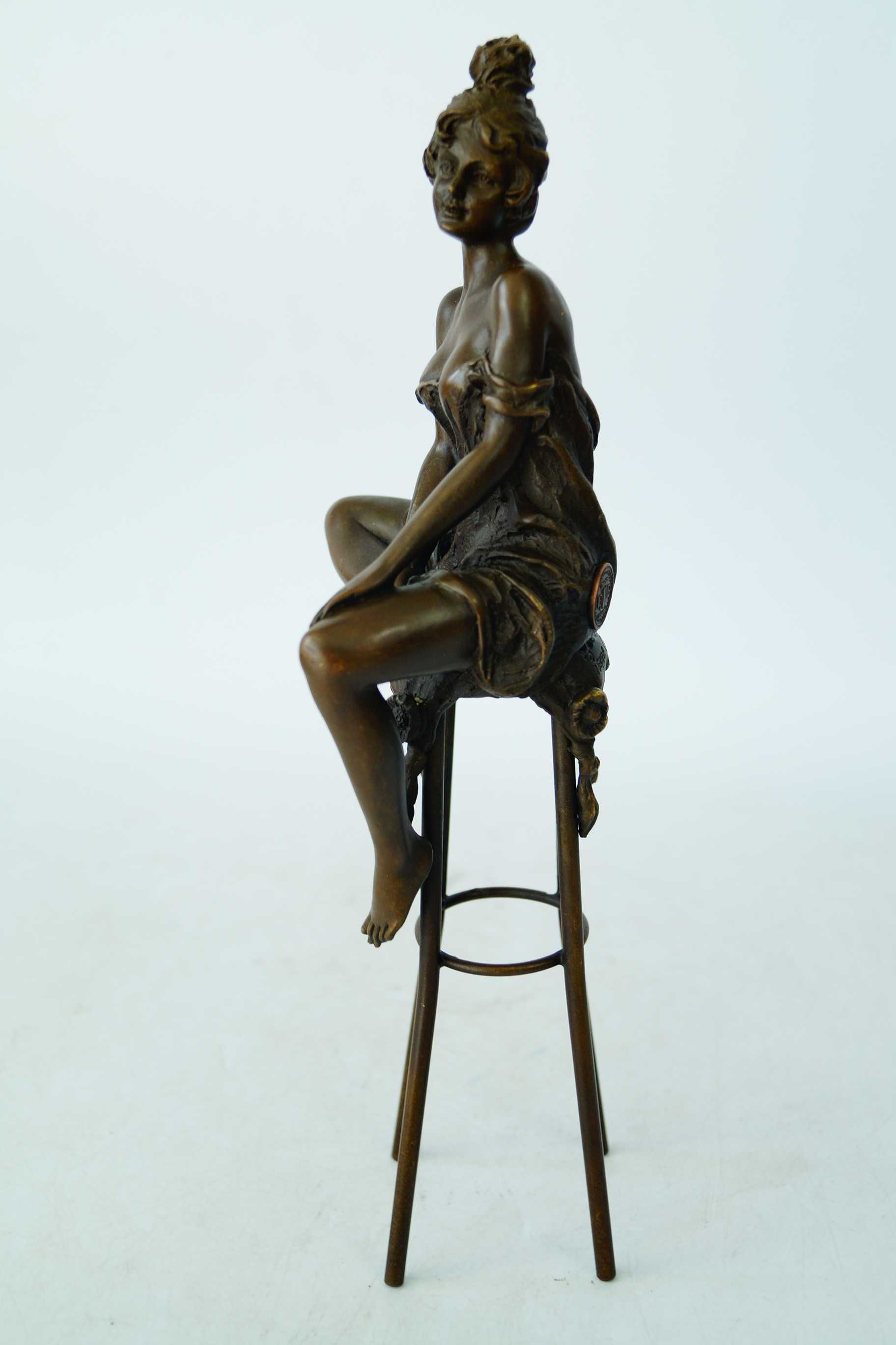 Zmysłowa kobieta na krześle figura z brązu Paris Francja