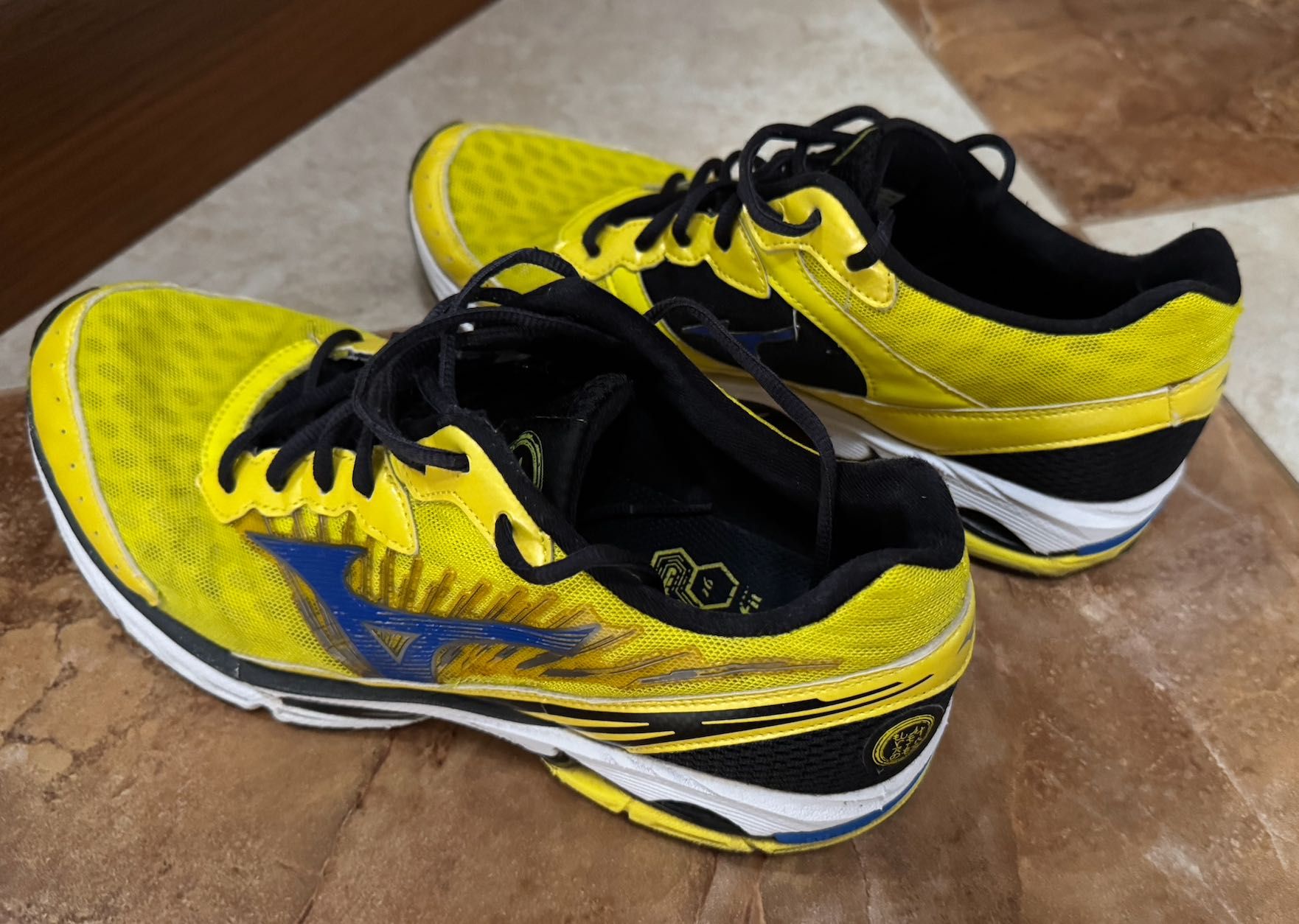 Кроссовки Mizuno беговые летние в сетку. Размер 43.