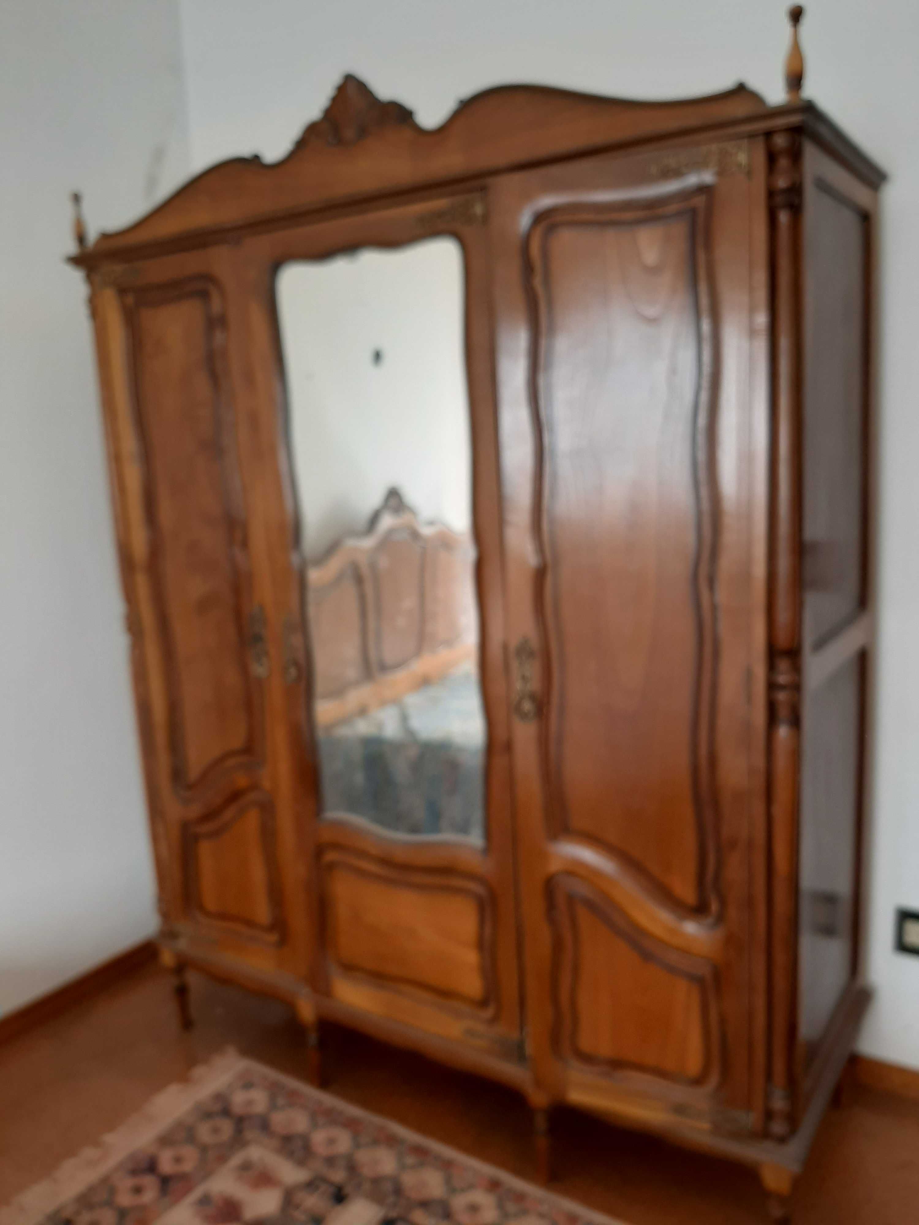 Roupeiro antigo estilo Queen Anne