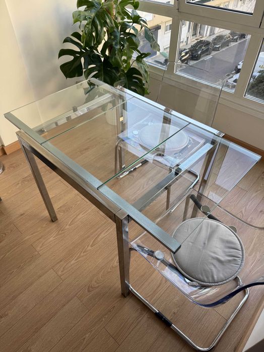 Mesa de Vidro IKEA + 2 Cadeiras Acrílicas