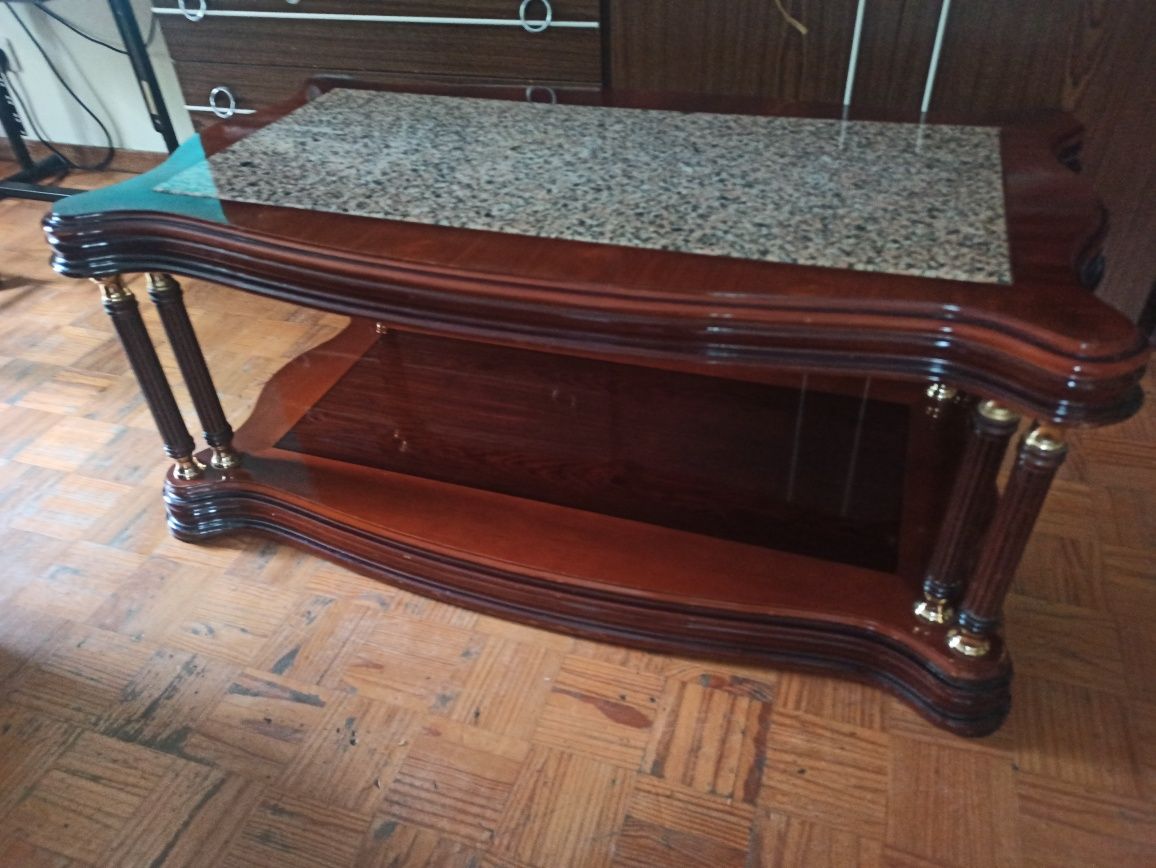 Mesa de centro com tampo em mármore