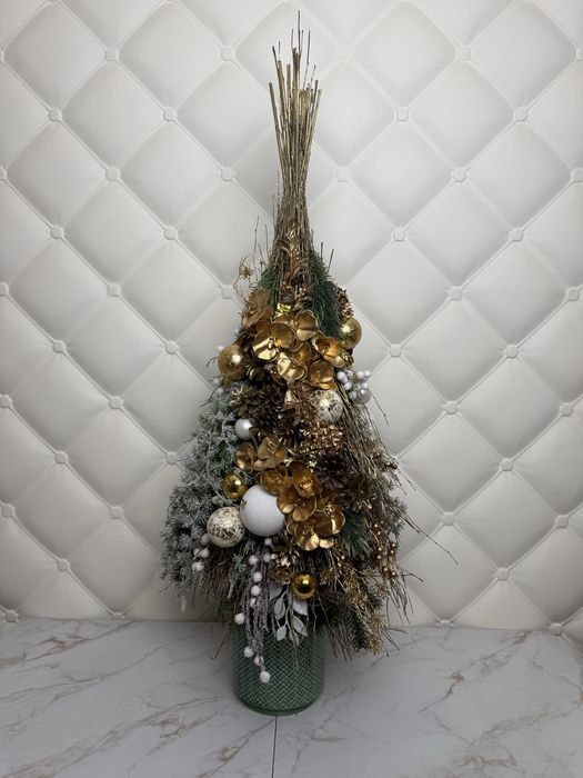 Різдвяна композиція зі штучних квітів «Новорічна ялинка»