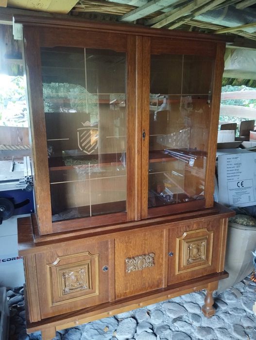 Drewniany  kredens z witryną